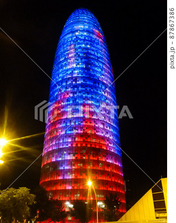 スペイン・バルセロナにてランドマークの現代建築タワーであるトーレアグバールの夜間ライトアップ スペイン・バルセロナにてランドマークの現代建築タワーであるトーレアグバールの夜間ライトアップ 87867386