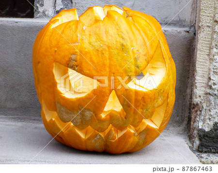 デンマーク・コペンハーゲンにてハロウィン用にくり抜かれた大きなカボチャ 87867463