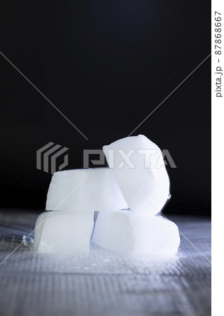 積み上げられたドライアイスの塊【黒背景】 87868667