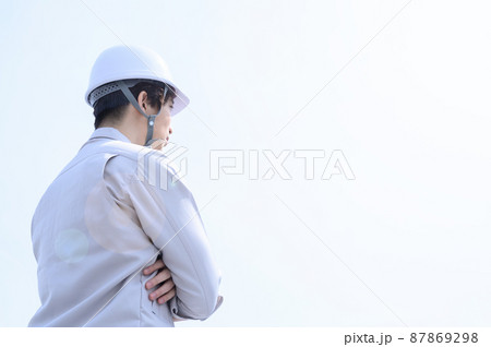 作業着姿の男性の後ろ姿 87869298