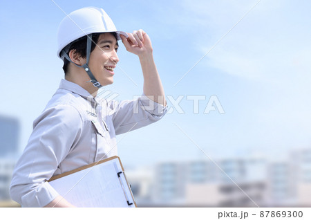 メインビジュアルにも！とても使いやすい作業着姿で空を見る男性 87869300