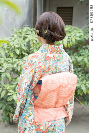 成人式素材 着物を着た女性の後ろ姿 成人式素材 着物を着た女性の後ろ姿 87869592