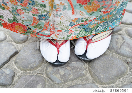 成人式素材 着物を着た女性の足元 成人式素材 着物を着た女性の足元 87869594