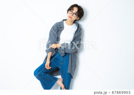 デニムの女性　ショートヘア 87869903