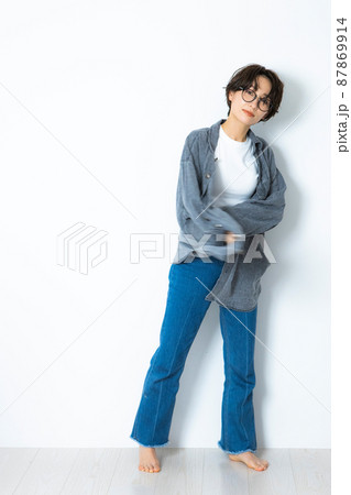 デニムの女性　ショートヘア 87869914