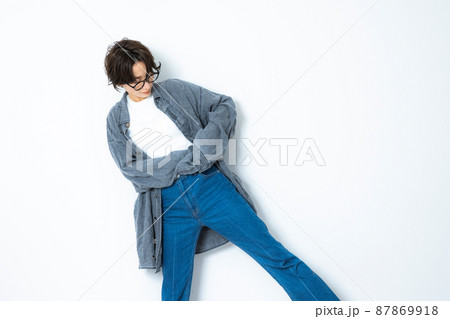 デニムの女性 ショートヘア デニムの女性 ショートヘア 87869918