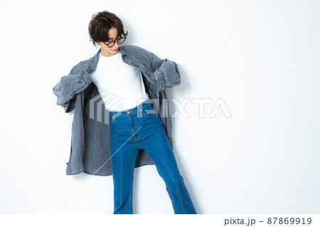 デニムの女性　ショートヘア 87869919