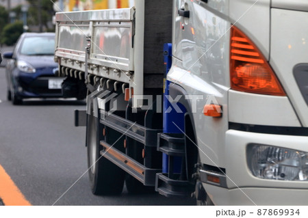 走行中のダンプトラック　イメージ 87869934