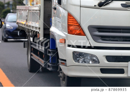 走行中のダンプトラック イメージ 走行中のダンプトラック イメージ 87869935