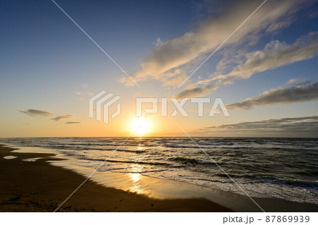 内灘海岸の夕焼け 内灘海岸の夕焼け 87869939