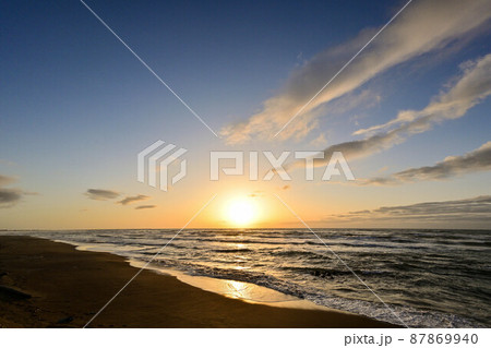 内灘海岸の夕焼け 87869940