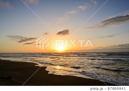 内灘海岸の夕焼け 87869941