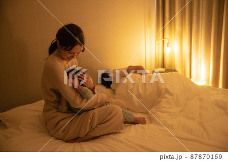 夜 寝室 育児 夜 寝室 育児 87870169