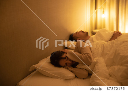 寝室　夫婦　夜 87870176