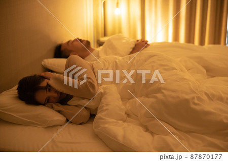 寝室　夫婦　夜 87870177