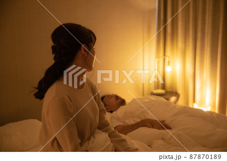 寝室　夫婦　夜 87870189