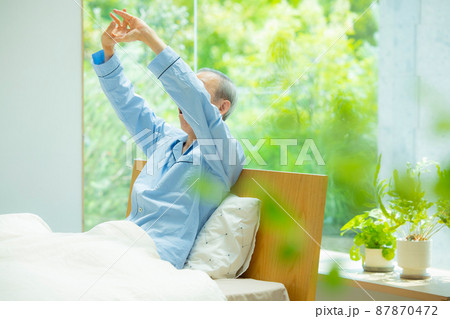 寝室のシニア男性　　   87870472