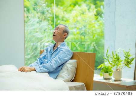 寝室のシニア男性　　   87870483
