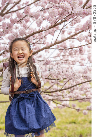 元気いっぱい!　新1年生の女の子 87870558