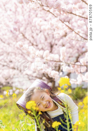 元気いっぱい!　新1年生の女の子 87870569