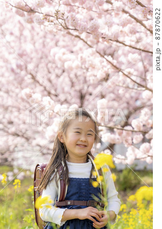 元気いっぱい!　新1年生の女の子 87870622