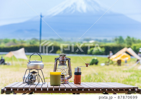 「静岡県」キャンプ場から富士山を眺める 87870699