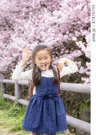 元気いっぱい!　新1年生の女の子 87870745