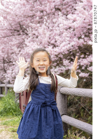 元気いっぱい!　新1年生の女の子 87870747