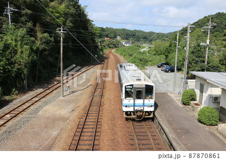 夏の山陰本線三保三隅駅 キハ120形 87870861