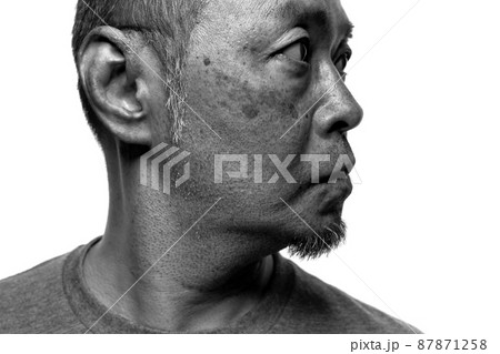 無精ひげのミドル男性　シミ　毛穴汚れ　スキンケア　マスクによる耳の擦れ 87871258