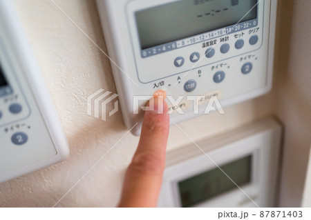 床暖房のスイッチを押す 床暖房のスイッチを押す 87871403