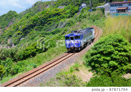 山陰本線の列車風景です。見える海は日本海です。綺麗な雰囲気にどうぞ。島根県 山陰本線の列車風景です。見える海は日本海です。綺麗な雰囲気にどうぞ。島根県 87871704