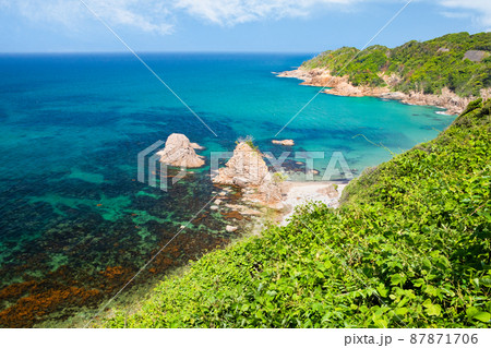 山陰海岸の美しい風景です。変化に富んだ断崖は日本海です。清廉なイメージの背景にどうぞ。島根県 87871706