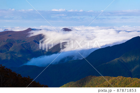秋の山々にかかる雲海 (蔵王、山形県) 秋の山々にかかる雲海 (蔵王、山形県) 87871853