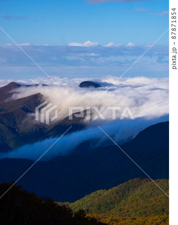 秋の山々にかかる雲海 (蔵王、山形県) 秋の山々にかかる雲海 (蔵王、山形県) 87871854