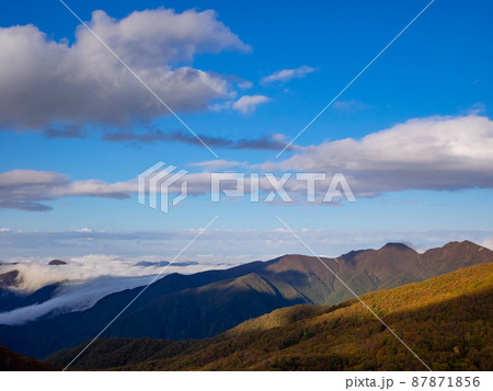 秋の山々と雲海 (蔵王、山形県) 秋の山々と雲海 (蔵王、山形県) 87871856