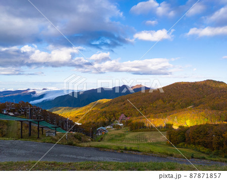 秋の昼下がりの高原と山々 (鳥兜山、蔵王、山形県) 87871857