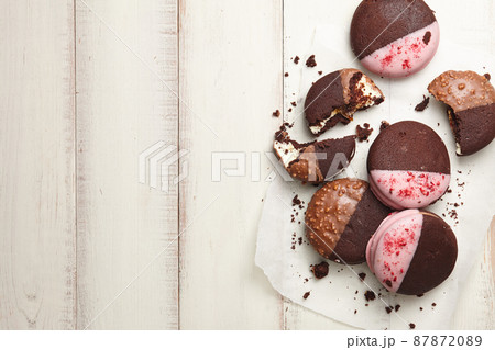 American whoopie pie desserts on white wooden planks 87872089