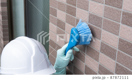 ブラシで外壁を掃除・下地処理|リフォーム・塗装業者イメージ ブラシで外壁を掃除・下地処理|リフォーム・塗装業者イメージ 87872111