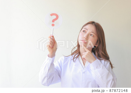 はてなのプレートを持つ白衣女性2 はてなのプレートを持つ白衣女性2 87872148
