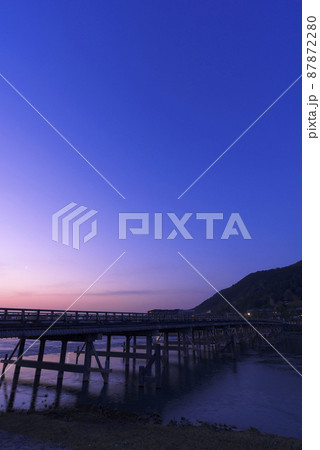 嵐山の朝焼けと早朝の渡月橋 87872280