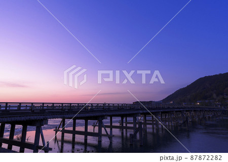 嵐山の朝焼けと早朝の渡月橋 嵐山の朝焼けと早朝の渡月橋 87872282