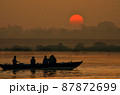 インドのガンジス川の朝焼け 87872699
