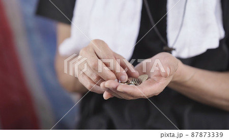 小銭を数える男性　手元 87873339