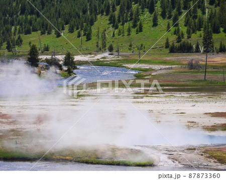 米ワイオミング州・イエローストーン国立公園のミッドウェイ・ガイザー・ベイスン 87873360