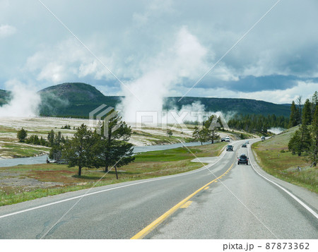 米ワイオミング州・イエローストーン国立公園のミッドウェイ・ガイザー・ベイスン 米ワイオミング州・イエローストーン国立公園のミッドウェイ・ガイザー・ベイスン 87873362