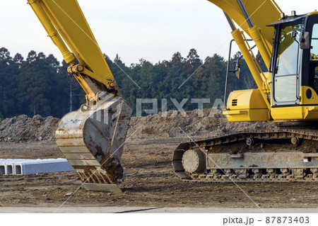 造成工事現場　重機と砂山 87873403