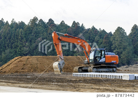 造成工事現場　重機と砂山 87873442