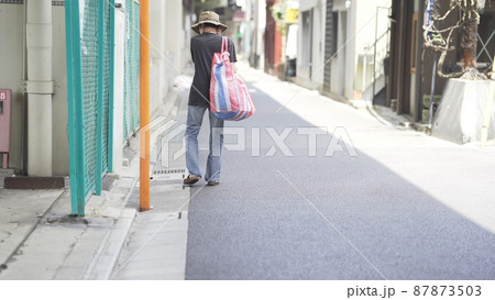 路上生活　歩く　放浪　シニア 87873503