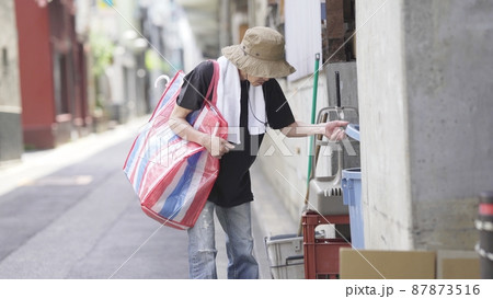 路上生活 歩く 放浪 シニア 路上生活 歩く 放浪 シニア 87873516